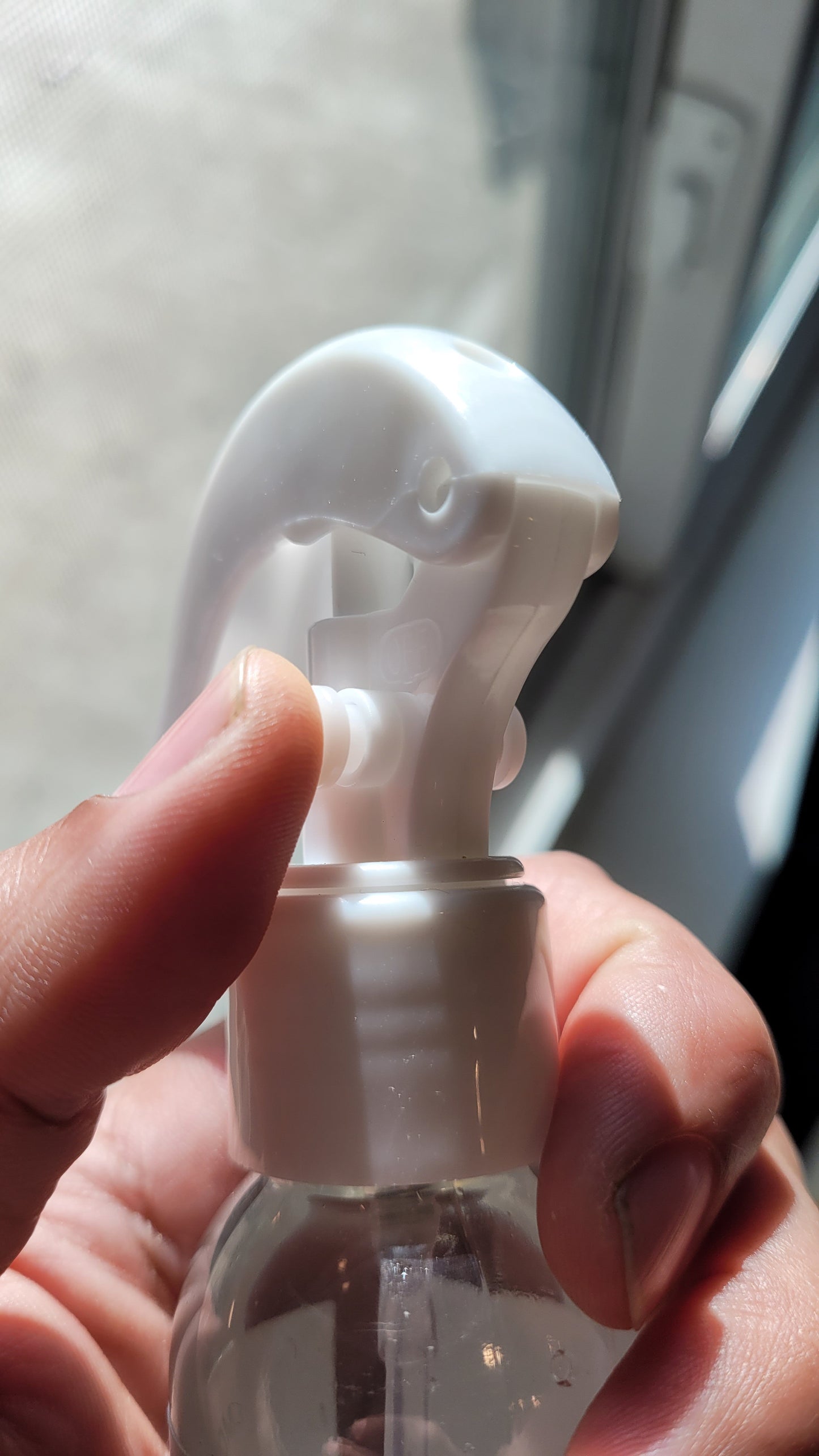 100 mL spray bottle labeled "SOL SALT". Close-up of spray trigger lock feature.
Rapid Absortion. Relaxes and Restores the body.